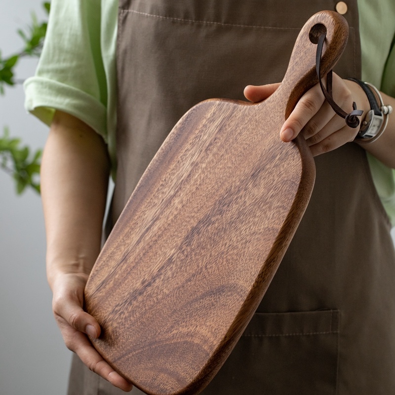 Planche à découper en bois avec manche